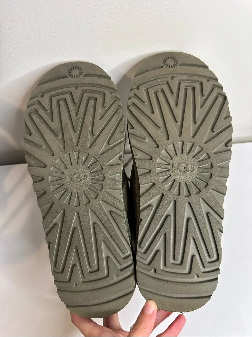 UGG Neumel Suede Chukka Boots Men’s Size 9 Olive Green